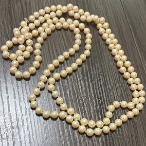 MARVELLA. VINTAGE Classic Cream Pearl Strand Necklace - Timeless Women's Jewelry